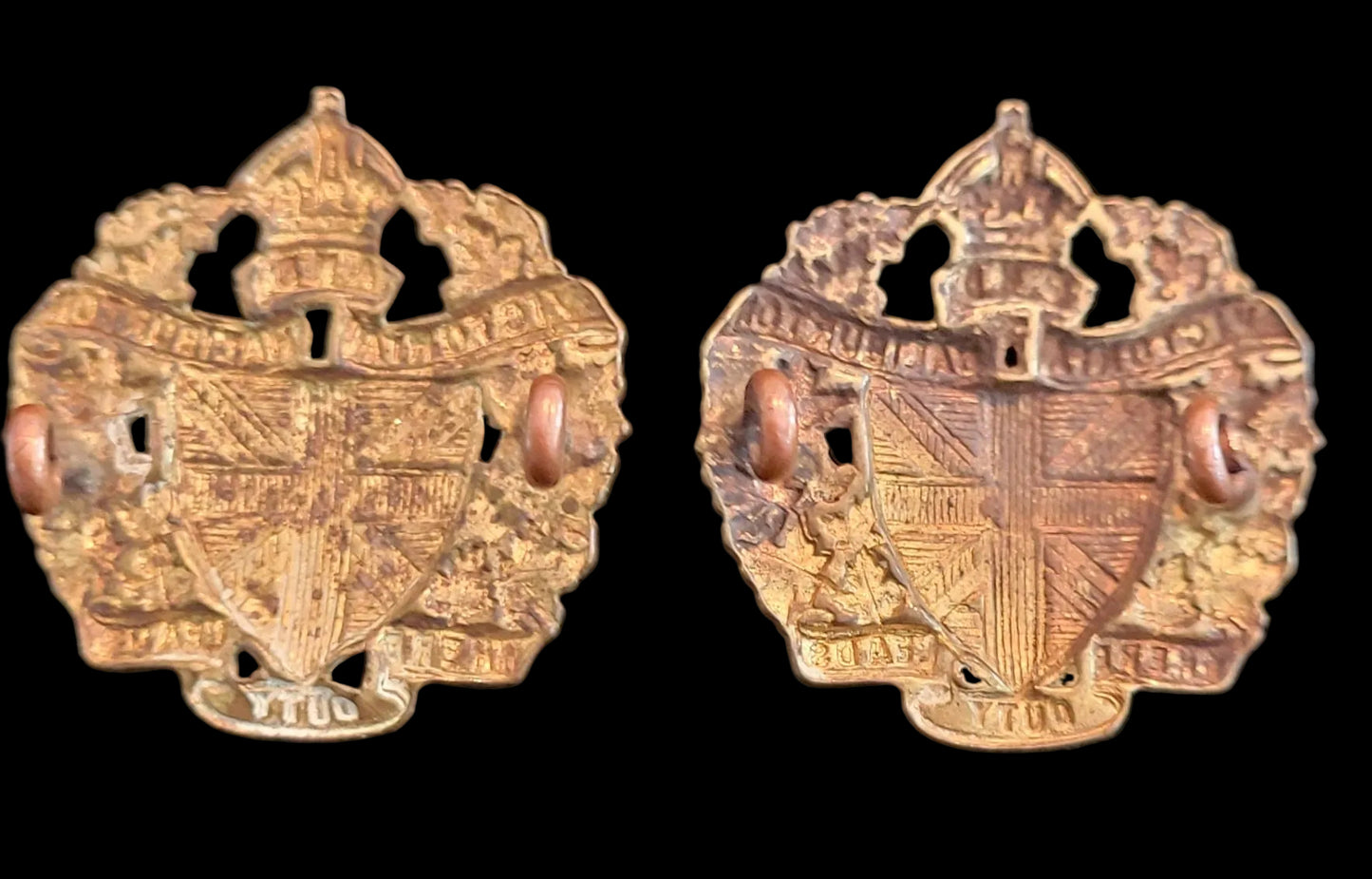1932 Pattern Canadian Collar Badges to the Victoria and Haliburton Regiment obverse